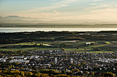 Markdorf und Bodensee mit Schweizer Alpen, Aussicht vom Gehrenberg, Linzgau, Bodensee,  Baden-Württemberg, Deutschland