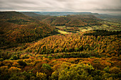 Blick vom Roßbergturm, Roßberg, auf die umliegenden Wälder im Herbst, Schwäbische Alb, Baden-Württemberg, Deutschland
