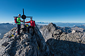 Zwei Bergsteiger auf der Mittelspitze des Watzmann, Berchtesgadener Alpen, Berchtesgaden, Deutschland