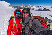 Zwei Bergsteiger auf dem Nebengipfel des Cerro Gorra Blanca, im Hintergrund Fitz Roy, Nationalpark Los Glaciares, Patagonien, Argentinien