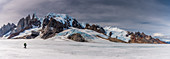 Bergsteigerin auf Eisfläche des Campo de Hielo Sur, Panorama mit Cerro Torre, Nationalpark Los Glaciares, Patagonien, Argentinien