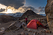Bergsteigerin blickt in Abendsonne, Laguna del Esqui, Glaciar Viedma, Nationalpark Los Glaciares, Patagonien, Argentinien