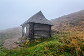 Einsame Hütte am Berg Howerla, Chornohora, Karpaten, Ukraine