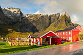 Traditionelle rote Fischerhütten (Rorbu) in Reine, Moskenes, Nordland, Lofoten, Norwegen