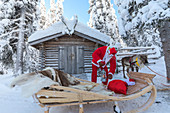 Santa Claus, der den Pferdeschlitten vorbereitet,  Nordösterbotten, Lappland, Finnland