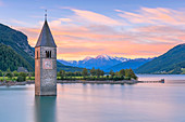 Reschensee bei Sonnenaufgang, Italien, Trentino Alto Adige, Südtirol, Graun im Vinschgau, Vinschgau