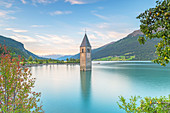 Blick auf die Kirche im Reschensee, Trentino, Südtirol, Vinschgau, Italien