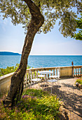 Terrasse mit Café Tisch am Gardasee, Lombardei, Italien