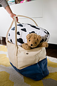 Reisetasche mit Decke und Teddybär