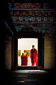Mönche am Tashichho Dzong, ein buddhistisches Kloster, Stadt von Thimphu, Bhutan, Himalaya, Asien