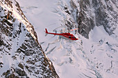 Hubschrauber über dem Gletscher von Monte Disgrazia, Valmalenco, Val Masino, Valtellina, Lombardei, Provinz von Sondrio, Italien