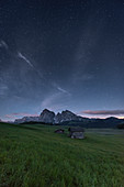 Nacht auf der Seiser Alm mit den Gipfeln Sassolungo und Sassopiatto, Seiser Alm, Dolomiten, Südtirol, Italien