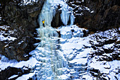 Kletterer erklimmen einen gefrorenen Wasserfall, Valmalenco, Veltlin, Lombardei, Italien, Europa