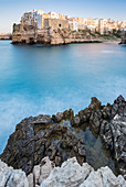 Blick auf die überhängenden Häuser von Polignano a Mare von der Klippe vor der Stadt, Bari Bezirk, Apulien, Italien, Europa