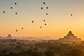 Ballone in Bagan bei Sonnenaufgang, Myanmar, Südostasien