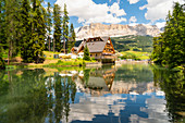 Reflexionen am Sompunt See. La Villa, Gadertal, Bozen, Trentino-Südtirol, Italien