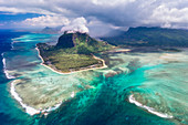 Luftaufnahme von Le Morne Brabant und dem Unterwasserwasserfall. Le Morne, Black River, Westküste, Mauritius, Afrika
