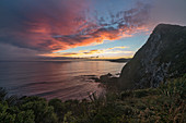 Sonnenuntergang vom Nugget Point. Ahuriri-Ebene, Clutha-Bezirk, Otago-Region, Südinsel, Neuseeland