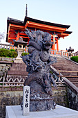 Japan, Kyoto, blauer Drache im Kiyomizudera-Tempel