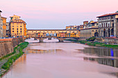 Ponte Vecchio (alte Brücke) und Arno River in der Dämmerung, Florenz, Toskana, Italien