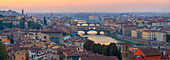 Panoramablick von Florenz mit Arno River bei Sonnenuntergang, Florenz, Toskana, Italien