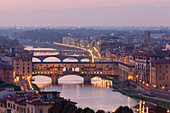 Ponte Vecchio (alte Brücke) mit Arno River bei Sonnenuntergang, Florenz, Toskana, Italien