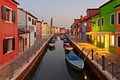 Die typischen farbigen Häuser mit Canale San Mauro in der Dämmerung, Burano, Venedig, Venetien, Italien.