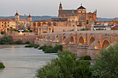 Die römische Brücke mit der Kathedrale von Cordoba, Andalusien, Spanien