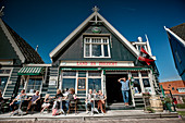 Café am Hafen der Insel Marken, Nordholland, Niederlande