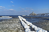 Eisige Buhne mit Seebrücke im Ostseebad Heringsdorf, Insel Usedom, Ostseeküste, Mecklenburg-Vorpommern, Norddeutschland