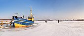 Eisiges Achterwasser mit Fischkutter Nordstern bei Neppermin, Insel Usedom, Ostseeküste, Mecklenburg-Vorpommern, Norddeutschland