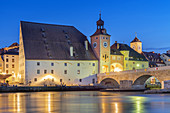 Salzstadel, Brückenturm und Steinerne Brücke an der Donau, Regensburg, Oberpfalz, Bayern
