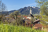 Parish Church of St. Jacob in front of the Brauneck in Lenggries, Tölzer Land, Upper Bavaria, Bavaria, Germany