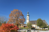 Pfarrkirche St. Jakob in Lenggries im Herbst, Tölzer Land, Oberbayern, Bayern, Deutschland