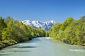 Blick über die Loisach auf das Wettersteingebirge mit der Zugspitze, Oberau, Werdenfelser Land, Oberbayern, Bayern, Deutschland