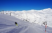 Ein Skifahrer auf einer Skiabfahrt im Skigebiet Wildkogel im Pinzgau, Winter im Salzburger Land, Österreich