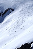 Spuren im Skigebiet Weißsee über dem Enzingerboden in den Hohen Tauern, Pinzgau, Österreich