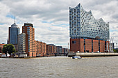 Blick vom Wasser auf die Elbphilharmonie, Landungsbrücken, Hafenstadt, Hamburg, Deutschland