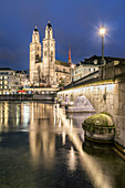 Grossmünster und Limmat, St. Peterskirche, Zürich, Schweiz