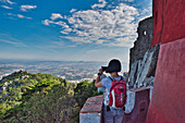 Asiatische Touristin fotografiert vom Pálacio da Pena das weiter unten liegende Castelo dos Mouros, Umgebung von Lissabon