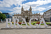 Schriftzug Braga vor Kirche auf dem Largo Carlos Amarante, Braga, Nordportugal, Portugal