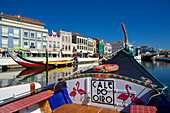 Bunt bemalte Boote auf dem Kanal in Aveiro, Beira Litoral, Portugal,