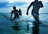 Einheimische Kinder spielen im Meer der Insel Sal, Kap Verde