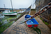 Boote im Hafen bei Ebbe, Kanalinsel Guernsey