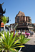 Touristen im Wat Chedi Luang, Chiang Mai, Thailand