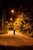 Rollerfahrer bei Nacht auf der Strasse, Koh Kood, Koh Kut, Trat, Thailand