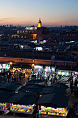 Blick von einer Rooftop Bar bei Nacht über den Hauptplatz Djemaa el-Fna und die Stadt, Marrakesch, Marokko
