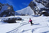 Snowboarder on wild descent, skiing in the White Valley under the Zugspitze, Garmisch-Partenkirchen, Bavaria, Germany