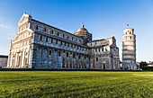 Schiefer Turm von Pisa und Dom mit Rasen im Vordergrund, Italien