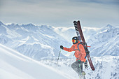Skifahrer im Tiefschnee, Österreich, Skitour und Freeride in Tirol